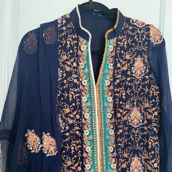 Shalwar kameez Pakistani Threads and Motifs 3 piece suit - Picture 1 of 5
